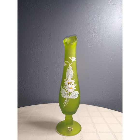 Frosted avocado green westmoreland glass bud vase with daisies and white flowers - Picture 2 of 7